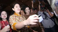 Menko Pembangunan Manusia dan Kebudayaan Puan Maharani didampingi Direktur BCA Dhalia Ariotedjo dan Anggota Dewan Komisioner OJK Kusumaningtuti Soetiono meninjau vending machine flazz BCA dalam pembukaan pameran Pasar Keuangan Rakyat 2014