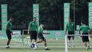 Mantan pemain Timnas Indonesia saat acara pelatihan untuk pesepak bola cilik di Lapangan Simprug, Jakarta, Sabtu (16/12/2017). Legenda sepak bola Indonesia ikut berpartisipasi pada MILO Football Clinic Day. (Bola.com/M Iqbal Ichsan)