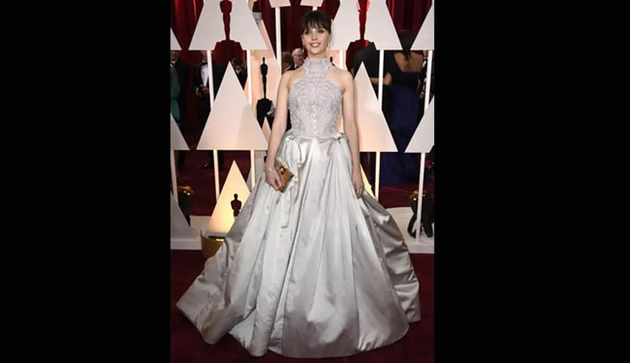 Nominator aktris terbaik, Felicity Jones tampil elegan di red carpet Oscar 2015 di Los Angeles, Hollywood, Minggu (22/2). (Frazer Harrison/Getty Images/AFP)
