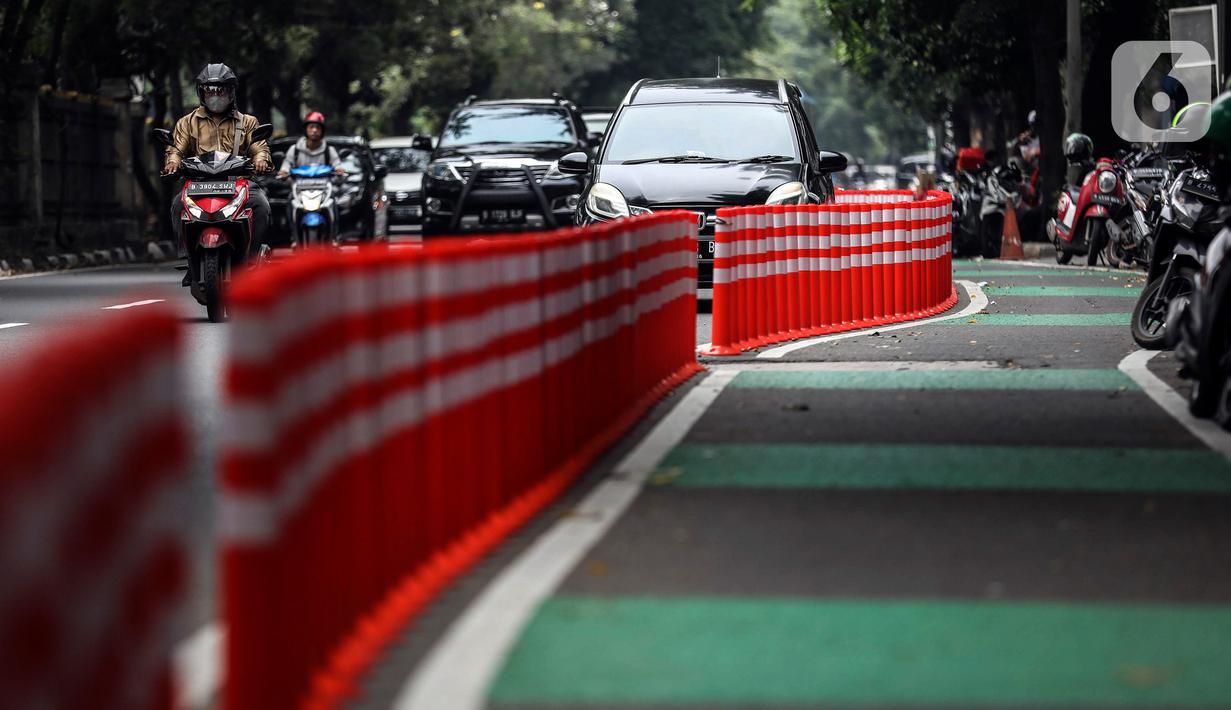 Pengendara melintasi di sebelah rute sepeda di kawasan Jalan Tentara Pelajar, Patal Senayan, Jakarta, Kamis (20/10/2022). Pemerintah Provinsi (Pemprov) DKI berencana membangun jalur sepeda sepanjang 196,45 kilometer. (Liputan6.com/Johan Tallo)