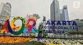 Pekerja menyelesaikan pembuatan ornamen menyambut Hari Ulang Tahun (HUT) ke-498 kota Jakarta di Bundaran Hotel Indonesia, Sabtu (21/6/2022). (Liputan6.com/Angga Yuniar)