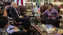 Duta Besar Australia untuk Indonesia, Paul Grigson berbincang dengan Ketua Umum PKB Muhaimin Iskandar di DPP PKB, Jakarta, Rabu (25/10). Kunjungan Paul ke DPP PKB untuk mengenal lebih jelas demokrasi dan politik di Indonesia. (Liputan6.com/Faizal Fanani)