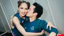 Melalui akun instagramnya, Cinta Laura membagikan momen dicium sang kekasih, Arya Vasco. Cinta memandang ke arah kamera sambil memeluk Arya. Unggahan tersebut menuai banyak perhatian netizen. Berikit potret kebersamaan Cinta dan Arya saat tanding bulu tangkis berpasangan. [Instagram/claurakiehl]