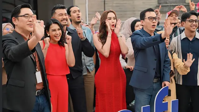 7 Potret Aura Kasih Promosi Series Gelas Kaca di Malaysia, Tampil Menawan