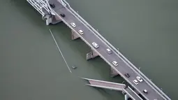 Gambar udara ini menunjukkan jembatan yang sebagian runtuh setelah gempa bumi di Yatsushiro, Prefektur Kumamoto, pada hari Selasa, 28 Juli 2026. (Kyodo News via AP)