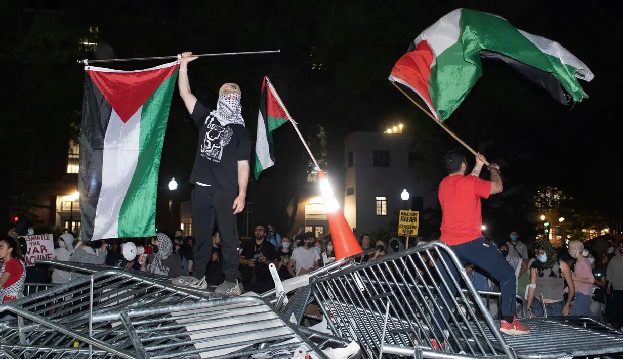 Para mahasiswa juga menyerukan kepada universitas-universitas untuk berhenti berinvestasi di perusahaan-perusahaan Israel. (AP Photo/Cliff Owen)