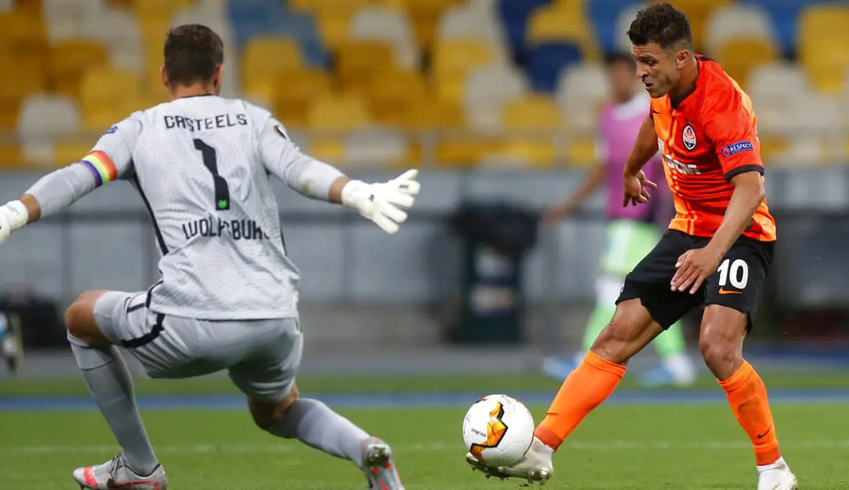 Pemain FC Shakhtar Donetsk, Junior Moraes, melepaskan tendangan ke gawang VfL Wolfsburg pada laga Liga Europa di Stadion NSK Olimpiyskiy, Kiev, Rabu (5/8/2020). Shakhtar Donetsk menang 3-0 atas Wolfsburg. (AP/Efrem Lukatsky)