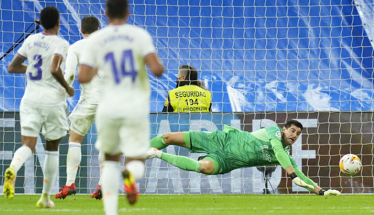 Villarreal nyaris membuat gol pada menit ke-13. Tembakan Arnaut Danjuma dari dalam kotak penalti masih dapat diantisipasi kiper Real Madrid, Thibaut Courtois. (AP/Manu Fernandez)