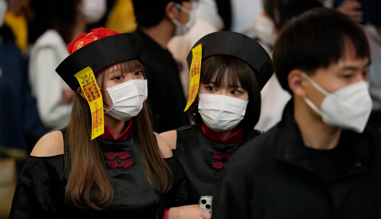 Orang-orang dengan kostum berjalan menyeberangi persimpangan jalan yang terkenal saat perayaan Halloween di distrik hiburan Shibuya Tokyo, Jepang, 31 Oktober 2022. (AP Photo/Hiro Komae)