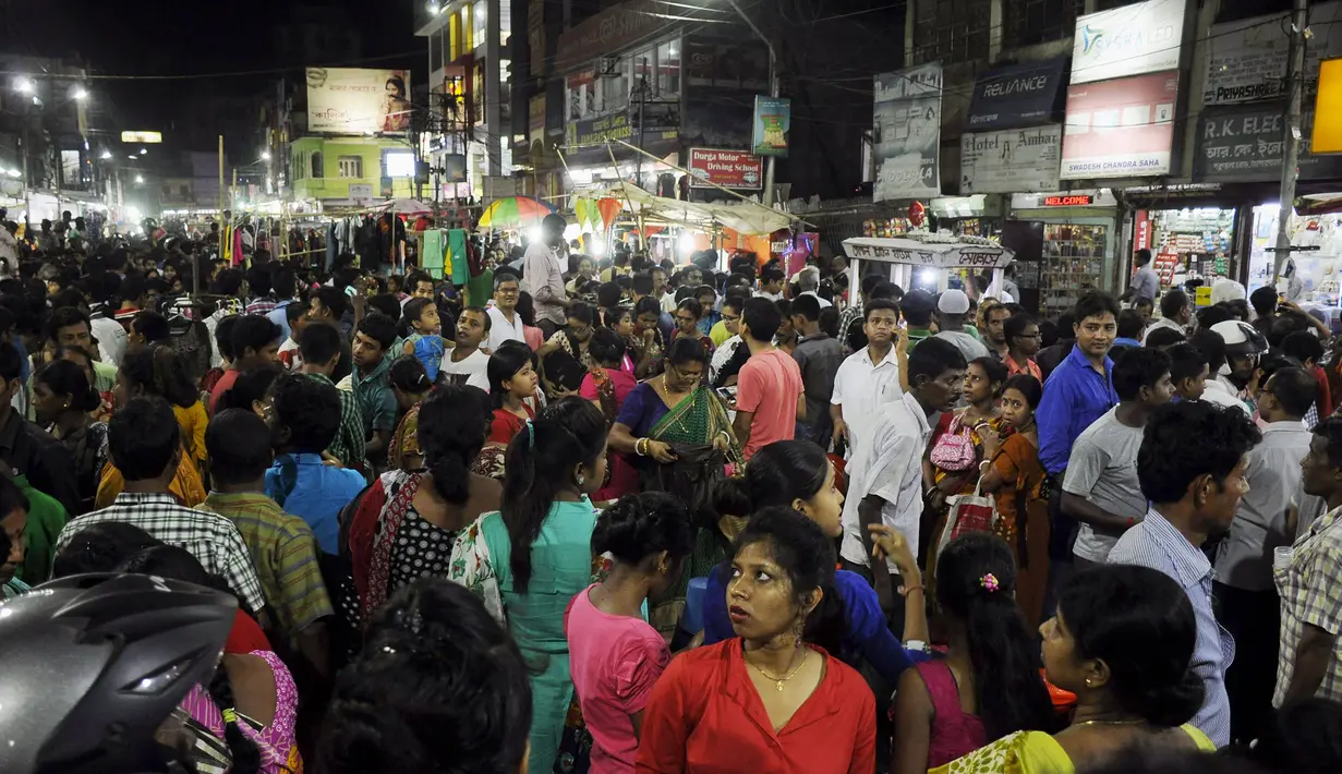 Warga berhamburan ke jalan ketika gempa di Agartala, ibu kota Tripura, bagian timur laut India, Rabu (13/4). Gempa bumi berkekuatan 6,9 SR mengguncang Mynamar, besarnya guncangan gempa terasa sampai India. (Arindam DEY/AFP)