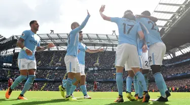 Pemain Manchester City merayakan gol kedua mereka saat melawan Liverpool dalam pertadingan Liga Inggris di Stadion Etihad, Manchester (9/9). Pada pertandingan tersebut Manchester City menang 5-0 atas Liverpool. (AFP Photo/Paul Ellis)