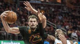 Pemain Cleveland Cavaliers, Kevin Love (kiri), melakukan rebound di depan pemain Atlanta Hawks, Paul Millsap, pada laga NBA musim reguler 2016-2017 di Quicken Loans Arena, Rabu (9/11/2016) WIB. (AP Photo/Phil Long)