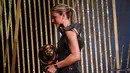 Pemain FC Barcelona Alexia Putellas usai menerima penghargaan Woman Ballon d'Or keduanya saat upacara penghargaan Ballon d'Or France Football 2022 di Theater du Chatelet di Paris, Senin (17/10/2022). Ini kali kedua Alexia Putellas menerima trofi Ballon d'Or dan dinobatkan sebagai ratu sepak bola. Sebelumnya, pemain berusia 28 tahun tersebut juga meraih Ballon d'Or Wanita 2021. (FRANCK FIFE/AFP)