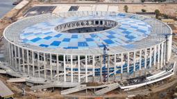 Suasana proyek pembangunan Stadion Nizhny Novgorod, Rusia, Sabtu (26/8/2017). Stadion ini merupakan salah satu dari 12 stadion yang akan digunakan untuk perhelatan akbar Piala Dunia 2018 di Rusia. (AFP/Mladen Antonov)