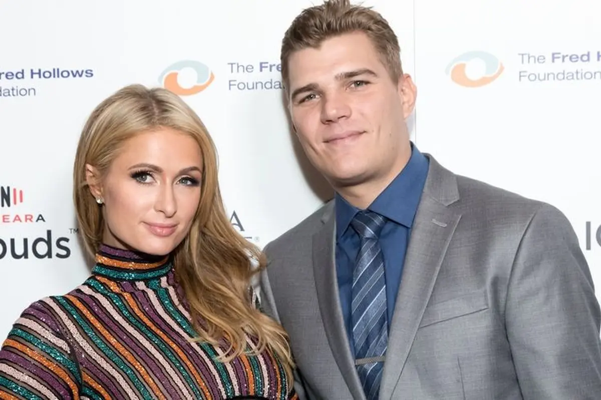 [Bintang] Paris Hilton - Chris Zylka
