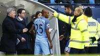 Pemain Manchester City, Fernandinho menerima satu kartu merah saat melawan Chelsea pada laga Premier League (Reuters / Jason Cairnduff) 