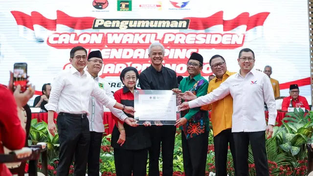 Plt Ketua Umum Partai Persatuan Pembangunan (PPP) Muhamad Mardiono bersama Ketua Umum PDIP Megawati Soekarnoputri, Ketum Perindo Hary Tanoesoedibjo, dan Ketum Hanura Oesman Sapta Odang (OSO), Ganjar Pranowo, Mahfud Md, dan Arsjad Rasjid (Istimewa)