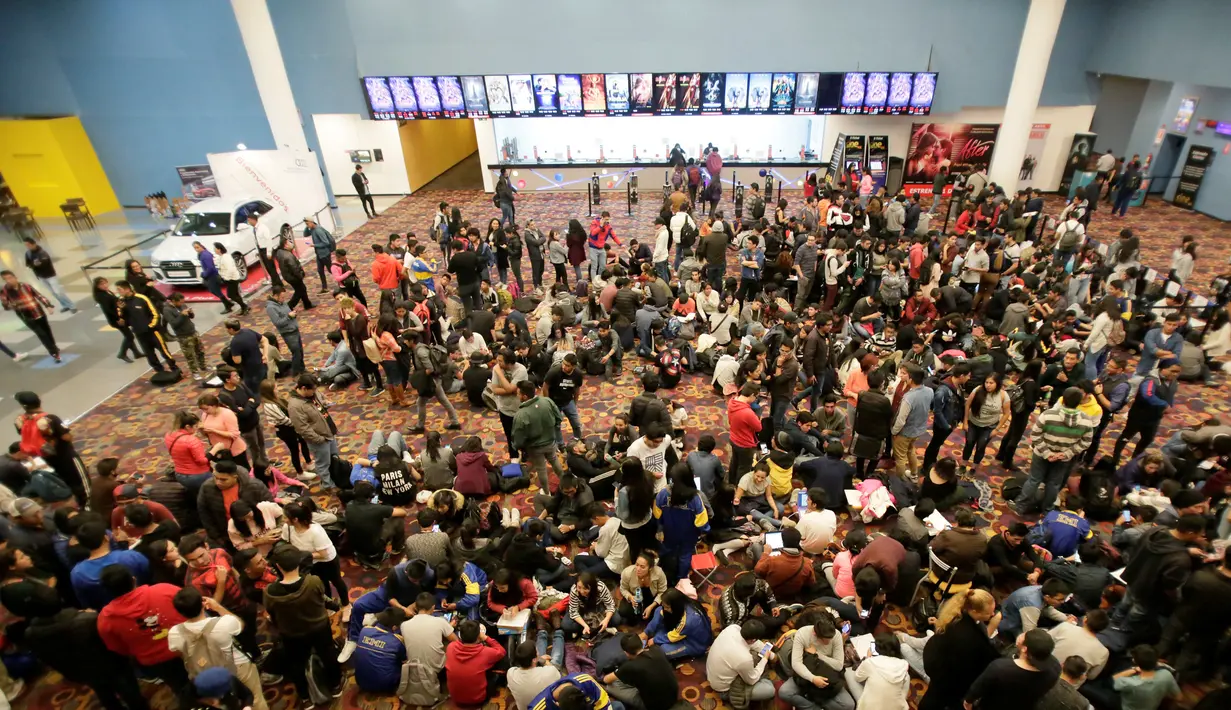 Sejumlah penggemar film Avengers mengantre untuk menyaksikan pemutaran perdana film The Avengers: Endgame di La Paz, Bolivia (24/4). Film Avengers ini diputar perdana secara serentak pada 24 April 2019. (Reuters/David Mercado)