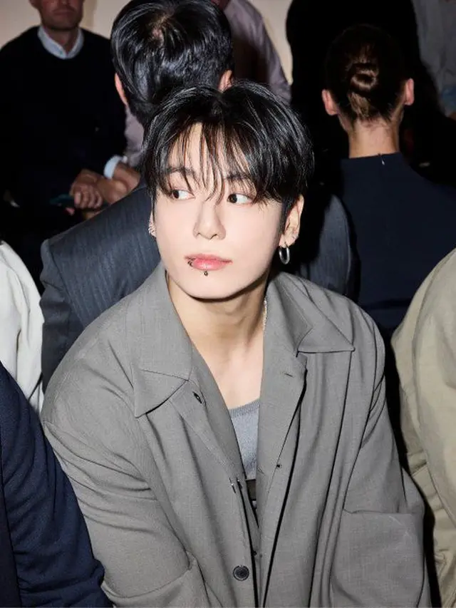 Potret Jungkook BTS Pancarkan Pesona Prince Charming dalam Debutnya di New York Fashion Week, Tampil Serba Calvin Klein