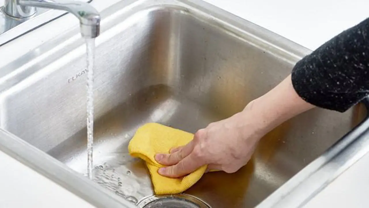 Membersihkan wastafel/copyright thekitchn.com