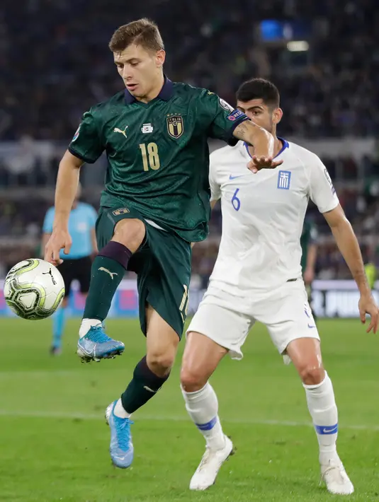 Gelandang timnas Italia, Nicolo Barella mengontrol bola dibayangi pemain timnas Yunani, Andreas Bouchalakis pada pertandingan grup J babak kualifikasi Piala Eropa 2020 di Stadio Olimpico, Sabtu (12/10/2019). Italia lolos ke putaran final setelah mengalahkan Yunani, 2-0. (AP/Alessandra Tarantino)