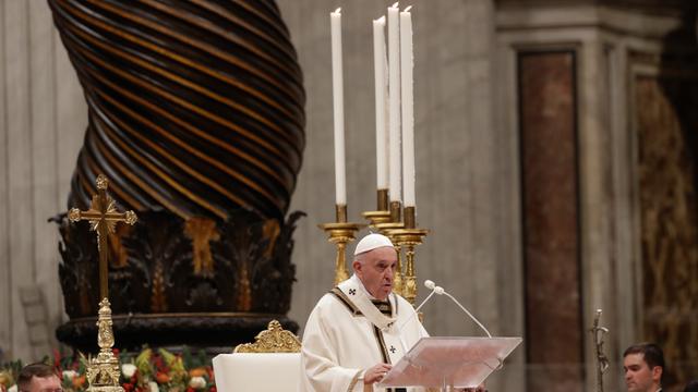 Paus Fransiskus Pimpin Misa Malam Natal di Vatikan