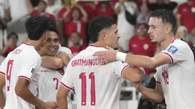 Marselino Ferdinan (kedua dari kiri) merayakan golnya di laga Indonesia vs Arab Saudi di SUGBK, Selasa (19/11/2024). (c) AP Photo/Tatan Syuflana