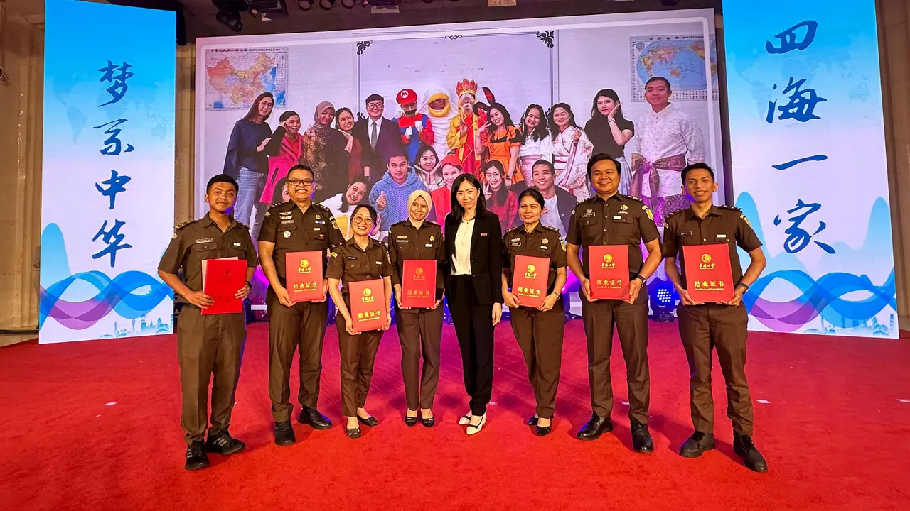 tujuh orang pegawai Kejaksaan RI menyelesaikan pendidikan bahasa Mandarin Universitas Huaqiao, Tiongkok. (Liputan6.com/ ist)