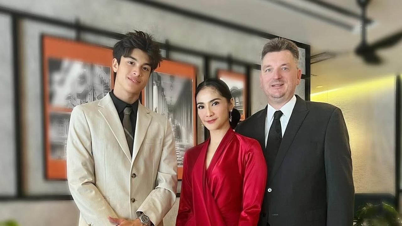7 Potret Eddy Meijer Anak Maudy Koesnaedi Kenakan Pakaian Formal Berjas dan Dasi, Aura Gantengnya Makin Keluar