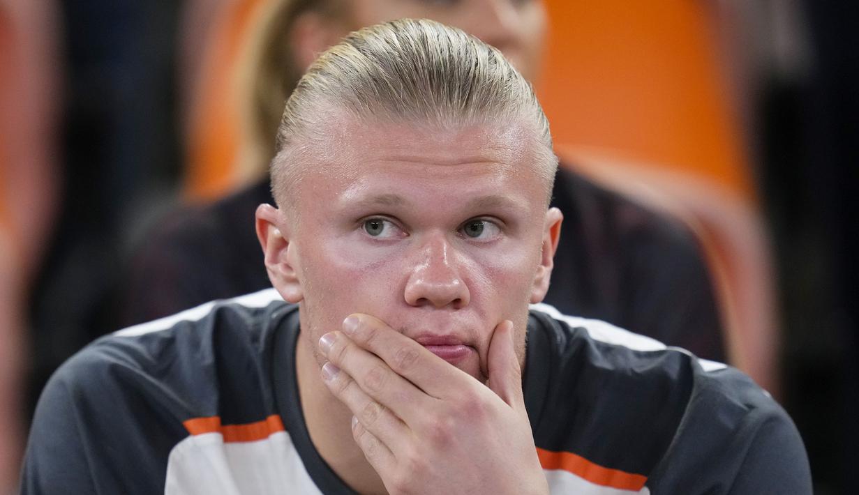 Striker Manchester City, Erling Haaland duduk di bangku cadangan dan tak dimainkan menghadapi Urawa Red Diamonds akibat masih mengalami cedera pada laga semifinal Piala Dunia Klub 2023 di King Abdullah Sports City Stadium, Jeddah, Arab Saudi, Rabu (20/12/2023) dini hari WIB. (AP Photo/Manu Fernandez)