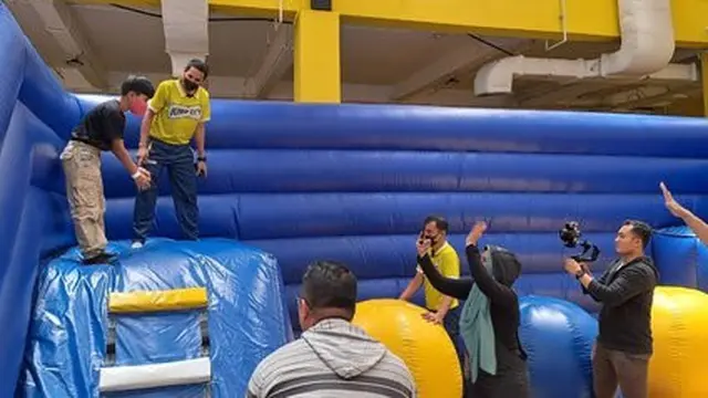 Pembukaan wahana benteng balon atau inflatable park yang berada di Ciledug, Tangerang, Banten.