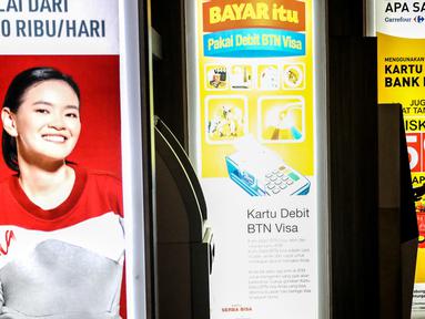 Warga melakukan transaksi di mesin ATM kawasan Kuningan, Jakarta, Rabu (12/10/2022). Transaksi keuangan yang biasanya harus mendatangi kantor cabang perlahan-lahan mulai ditinggalkan. (Liputan6.com/Johan Tallo)
