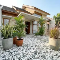 Taman Kering dengan Batu Koral di Desa (Gemini AI)