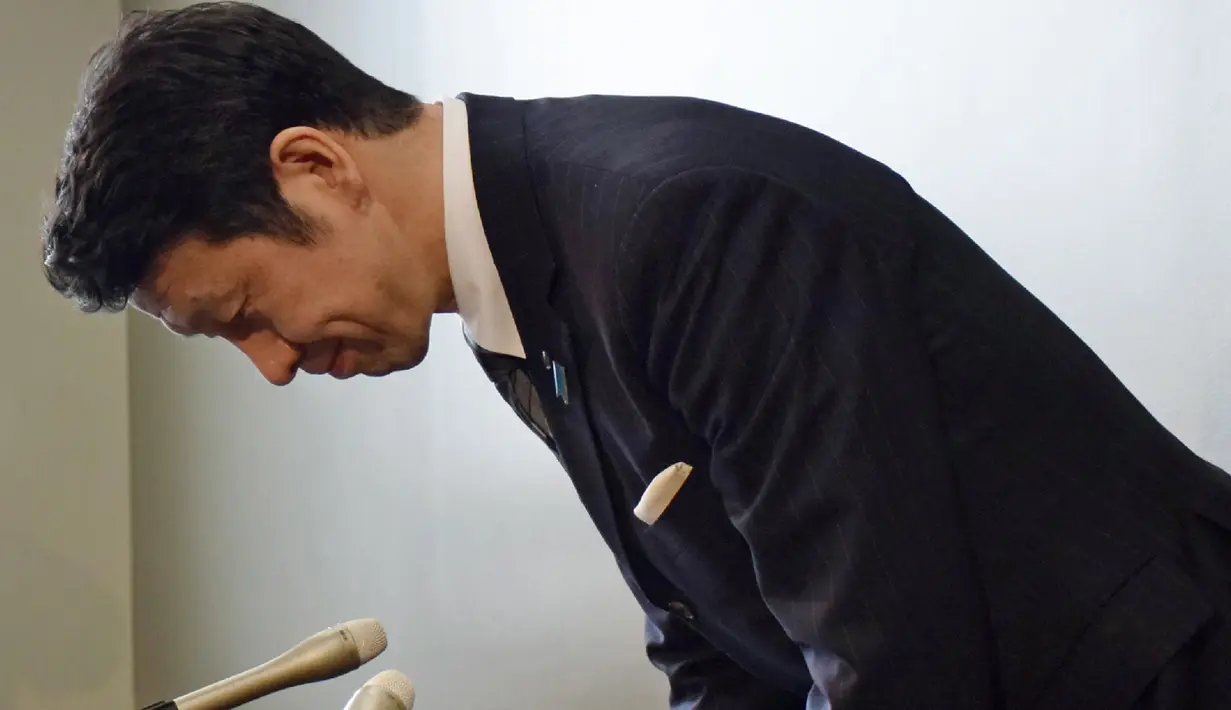 Gubernur Niigata, Ryuichi Yoneyama membungkuk ketika menggelar konferensi pers di kota Niigata, Jepang, 17 April 2018. Tokoh penentang reaktor nuklir di negara tersebut mengundurkan diri terkait skandal seks yang menyeret dirinya. (JIJI PRESS / AFP)