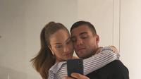 Mateo Kovacic berfoto bersama sang istri, Izabel Andijanic.