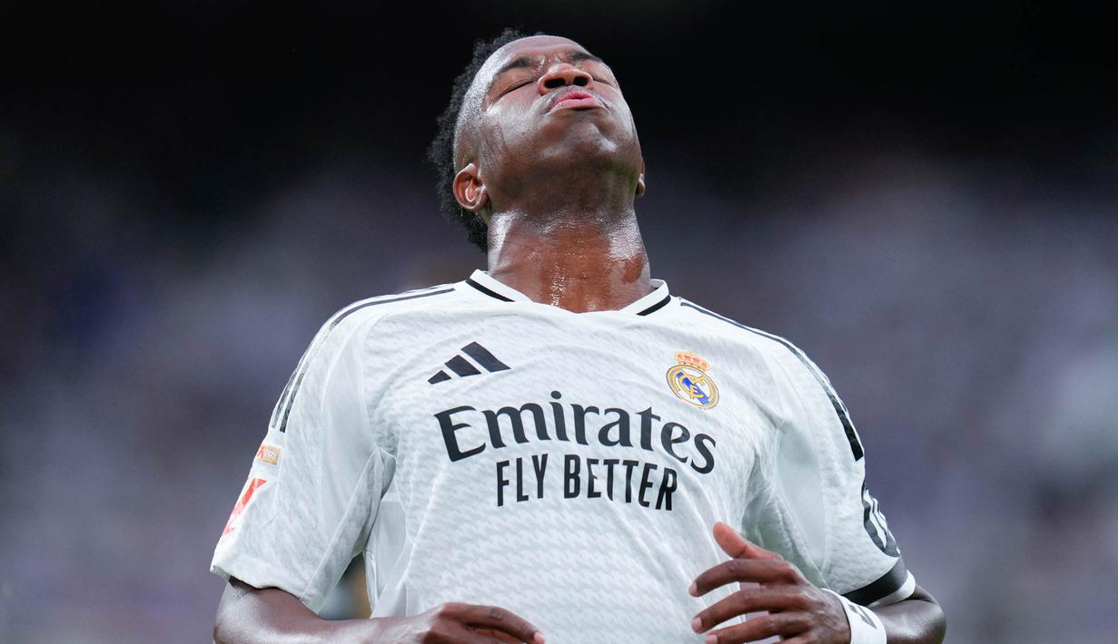 Pemain Real Madrid, Vinicius Junior, tampak kecewa setelah gagal mengeksekusi penalti saat melawan Valencia pada laga pekan ke-30 La Liga di Stadion Santiago Bernabeu, Sabtu (5/4/2025). (AP Photo/Manu Fernandez)