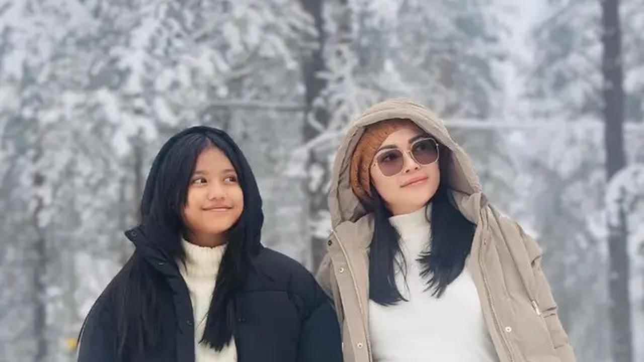 Potret Kelulusan Anak Charly Van Houten, Momen Manis yang Curi Perhatian