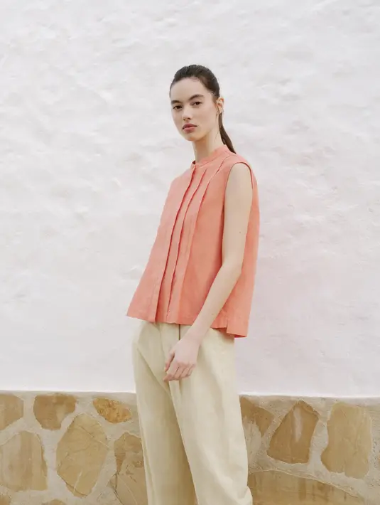 Blus Linen Blend, salah satu koleksi dari kerjasama ini menggabungkan kelebihan linen yang ringan dan viscose yang lembut, dengan detail tuck pada bagian depan untuk penampilan menarik dan dimensi tambahan.  [Foto: Dokumen/UNIQLO X COMPTOIR DES COTONNIERS]