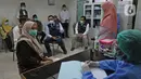 Gubernur Jawa Barat Ridwan Kamil (tengah) saat meninjau pelaksanan simulasi vaksinasi COVID-19 di Puskesmas Tapos, Depok, Jawa Barat, Kamis (22/10/2020). Simulasi yang dilakukan sesuai Standar Operasional Prosedur itu untuk persiapan vaksinasi pada November 2020. (Liputan6.com/ Herman Zakharia)