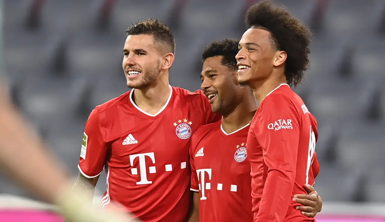 Pemain Bayern Munchen merayakan gol yang dicetak Serge Gnabry ke gawang Schalke pada laga Liga Jerman di Allianz Arena, Sabtu (19/9/2020) dini hari WIB. Bayern Munchen menang 8-0 atas Schalke. (AFP/Christof Stache)