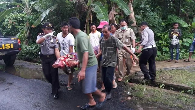 Evakuasi jenazah korban untuk diperiksa. (Foto: Liputan6.com/Muhamad Ridlo)