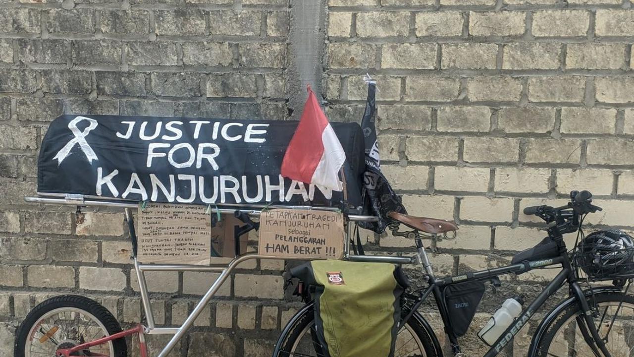Miftahudin Ramli atau yang akrab disapa Pak Midun nekat bersepeda dari Malang menuju Surabaya sebagai simbol memperjuangkan keadilan untuk para korban tragedi Kanjuruhan 1 Oktober 2022 lalu. Aksinya murni tulus.