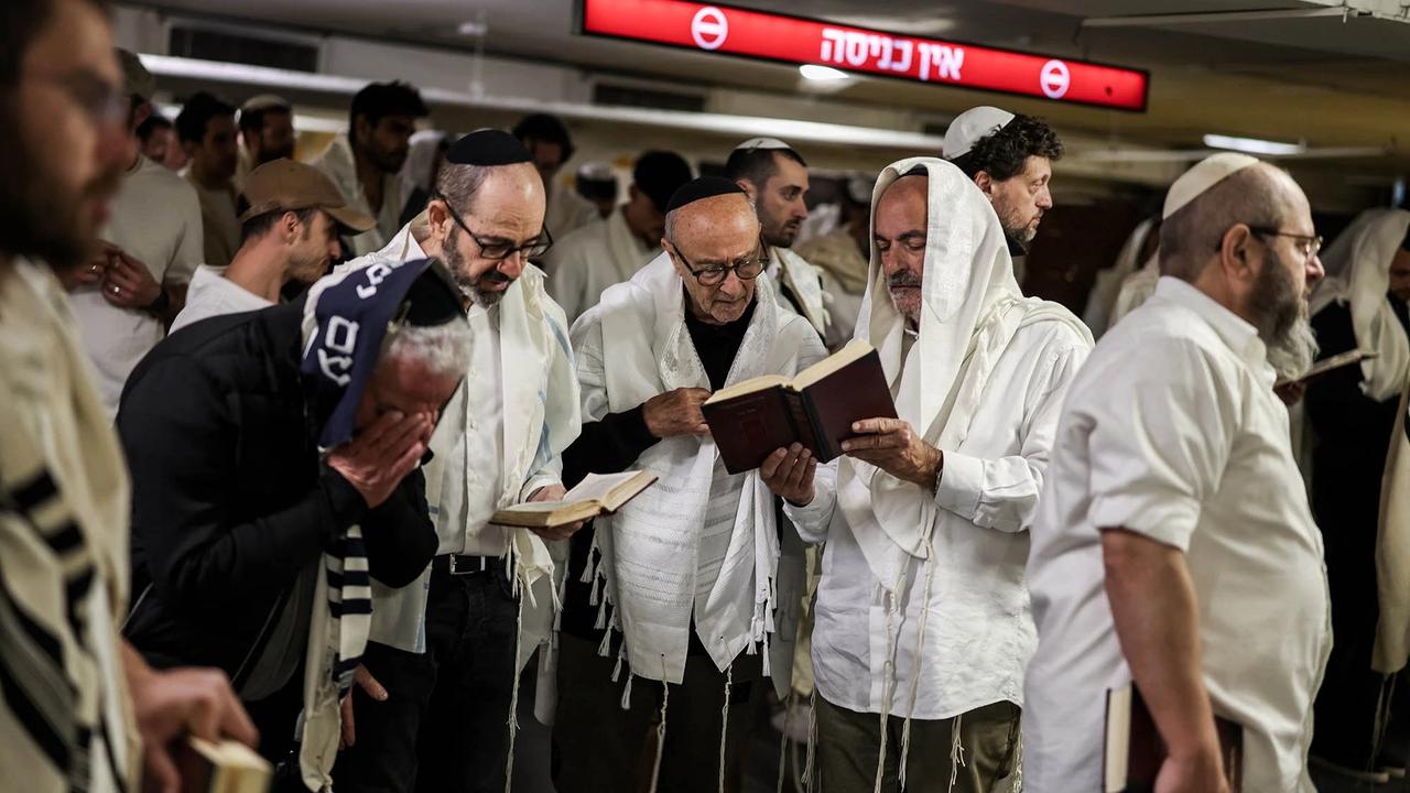 FOTO: Kepanikan Warga Israel Usai Sirene Serangan Iran Menggema