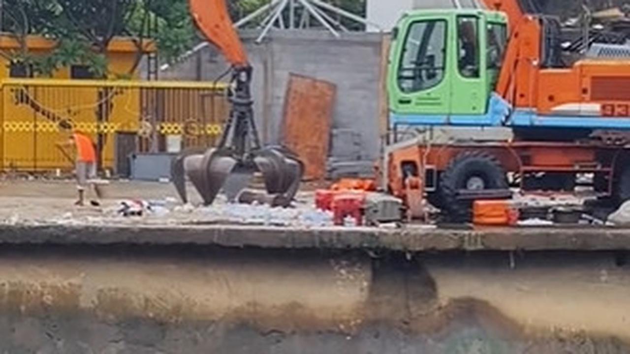 Tampak ia sendirian menyapu sisa sampah plastik yang berserakan dan dibuang ke sungai.<br>