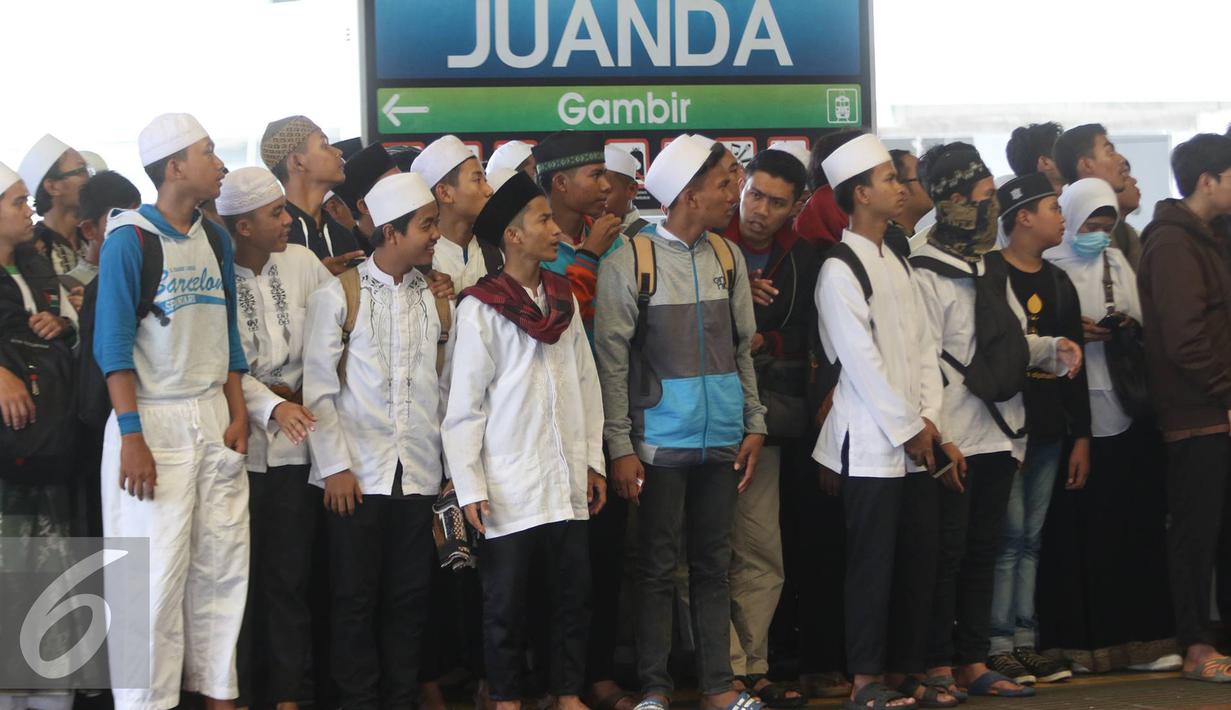 Sejumlah peserta Aksi Damai 112 menunggu datangnya kereta commuter line di Stasiun Juanda, Jakarta, Sabtu (11/2). (Liputan6.com/Immanuel Antonius)
