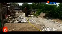 Tujuh rumah terancam rusak akibat tanah tempat berdirinya rumah warga di Dusun Gendong, Kecamatan Laren, Lamongan mengalami longsor yang cukup parah.