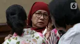 Terdakwa kasus dugaan korupsi pengadaan gas alam cair atau Liquefied Natural Gas (LNG), Galaila Karen Kardinah atau Karen Agustiawan sesaat sebelum mengikuti sidang pembacaan putusan di Pengadilan Tindak Pidana Korupsi (Tipikor) Jakarta, Senin (24/6/2024). (Liputan6.com/Herman Zakharia)