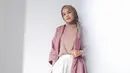 Kamu bisa memadukan outerwear dengan turtleneck warna merah muda dan wide leg pants warna putih. Untuk hijab, kamu juga bisa memakai hijab segi empat warna nude. (Instagram/ffdilla).