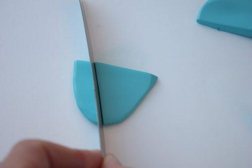 Potong menjadi bentuk segitiga | Foto: copyright delightedmomma.com