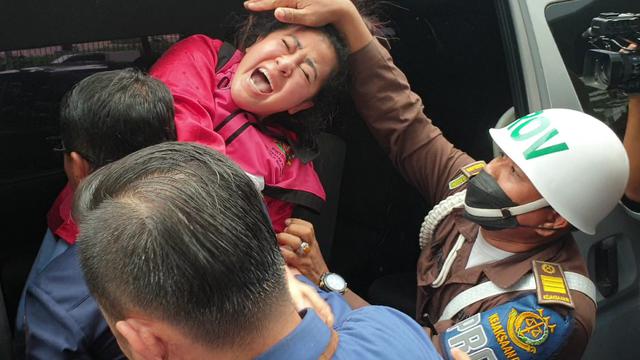 Hasnaeni alias Wanita Emas, selaku Direktur Utama PT Misi Mulia Metrikal histeris usai ditetapkan sebagai tersangka kasus dugaan korupsi.